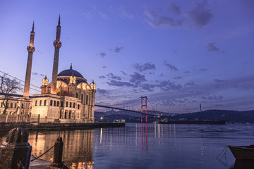 Naklejka premium Ortakoy Mosque and Bosphorus in İstanbul