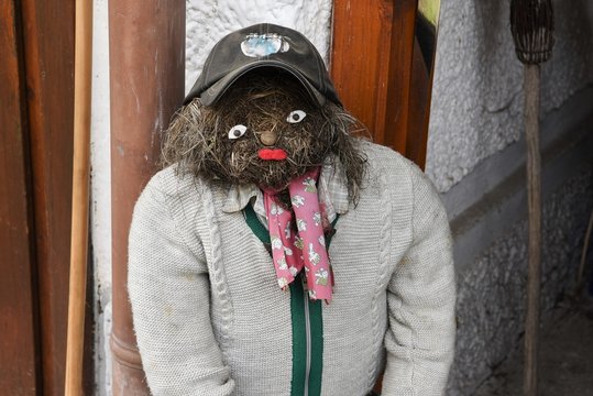Dekoration am Stra&szlig;enrand -Originelle  Strohpuppe mit Schieberm&uuml;tze und Strickjacke