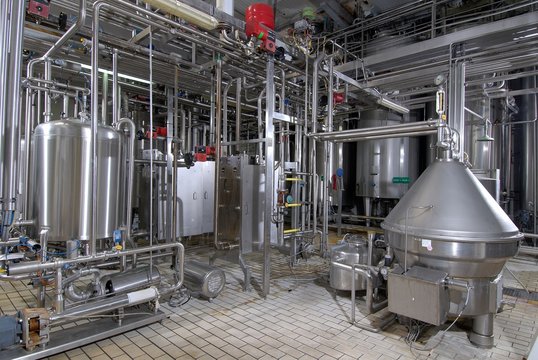 Usine laiterie industrielle. Installation de pasteurisation du lait, &eacute;cr&eacute;mage. Tuyaux et conduites de lait