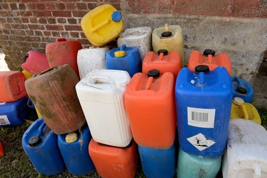 Stockage de vieux bidons de produits phytos