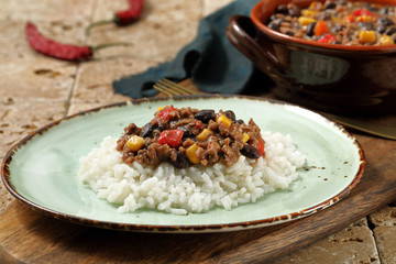 cibo internazionale con carne fagioli neri e mais