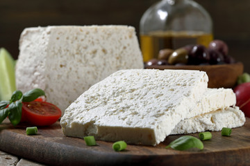 formaggio bianco con olive olio e pomodori