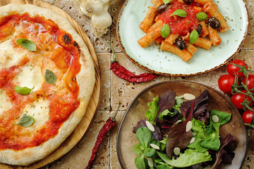 dieta mediterranea Pizza fatta in casa con insalata pomodori e pasta