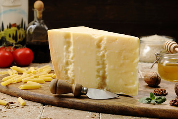 formaggio Italiano il Parmigiano su taglieri sfondo rustico