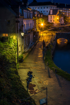 Ruelle de saint goustan de nuit (Auray) et &eacute;clairage