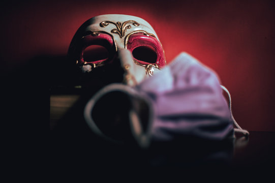 Mascarillas actuales e historicas, se&ntilde;al de terror cuando se han visto en la calle. Sinonimo de pandemia, enfermedad y sufrimiento.