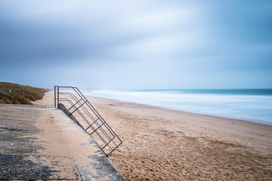 Plage et escalier &agrave; G&acirc;vres (Morbihan) en pose longue