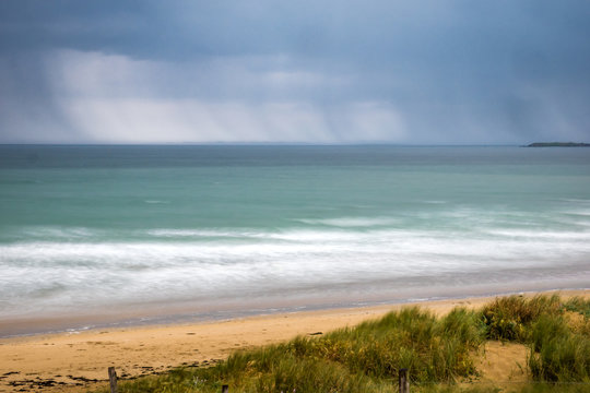 Paysage de vagues, plage, dune et ciel avec grain &agrave; Plouharnel en pose longue - Morbihan
