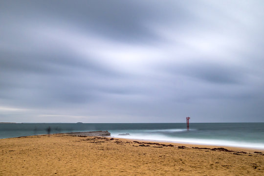 La barre d'Etel en pose longue (Morbihan), plage et balise et vague