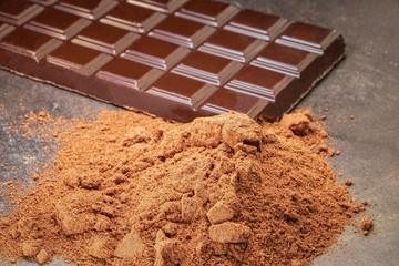 Tablette de chocolat au lait et poudre de cacao au malt 