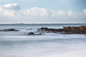 Paysage de mer et vague cotoneuse à Locmariaquer (Morbihan) en pose longue