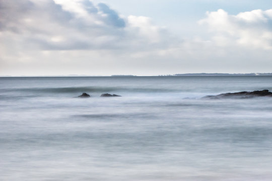 Paysage de mer et vague cotoneuse &agrave; Locmariaquer (Morbihan) en pose longue
