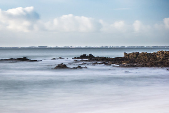 Paysage de mer et vague cotoneuse &agrave; Locmariaquer (Morbihan) en pose longue