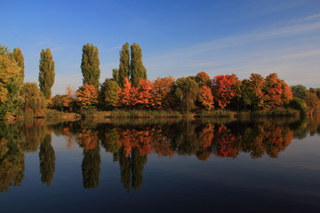 Kolory jesieni, odbicia w wodzie