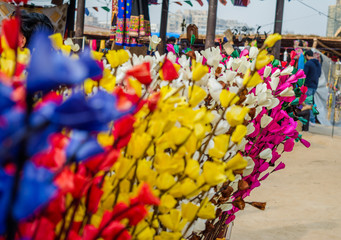 Naklejka premium Colorful paper flowers from Surajkund handicraft fair 