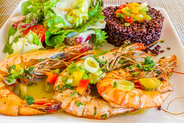 Gambas poêlés, riz rouge de Camargue et salade 