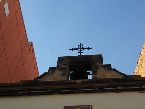 campanario de la ermita de isidro de mollerussa con cruz en la parte superior, lerida, españa, europa