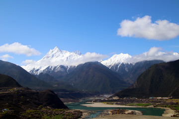 The Nanjiabawa Peak, which is hidden in the mountains and wild peach blossoms, is even more precipitous against the blue sky, white clouds, and green water!