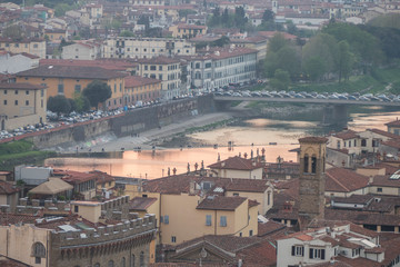Fototapeta na wymiar Arno river painted of pink at sunset