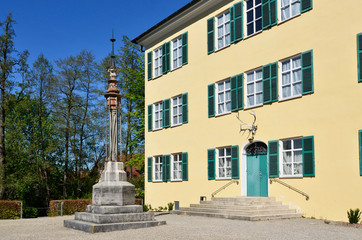 Denkmal vor Wasserschloss in Unterwittelsbach bei Aichach