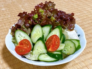 レタスときゅうりとミニトマトのサラダ１