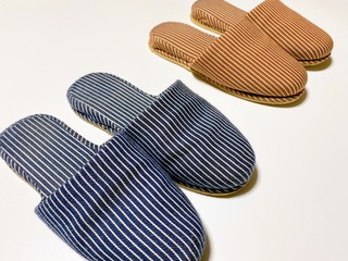 青いスリッパと赤いスリッパ３