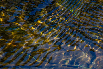 Klares Wasser einer sprudelnden Quelle mit sauberem Wasser und klarer Bach mit seidigen Wellen für...