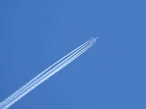 Jet plane in the blue sky with an inverse track © Станислав Вершинин