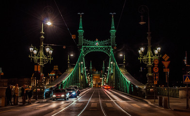 Fototapeta na wymiar puente de hierro en Budapest hungria