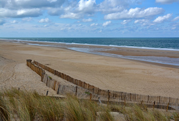 Fototapeta na wymiar Einsamer Strand an der Cote d'Atlantique in Frankreich