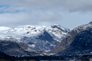 Obraz na płótnie Canvas Szczyty górskie w Hemsedal pokryte śniegiem w czasie zimy
