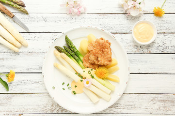 Spargel mit Schnitzel Sauce und Kartoffeln weiß grün weiße grüne Tisch Top View Hintergrund