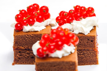 chocolate cakes with redcurrant and cream