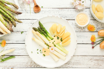 Spargel Spargelsaison weiß grün gekocht mit Kartoffeln Flat Lay Top View Teller Gericht 
