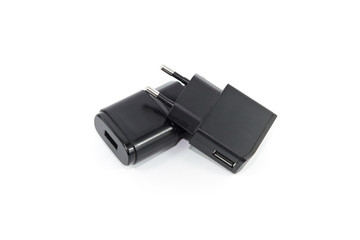 Schwarze Aufladeger&auml;te auf wei&szlig;em Hintergrund