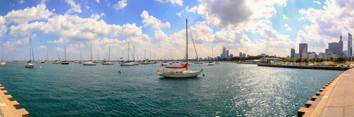 Obraz premium Jezioro Michigan w Chicago City z żaglówkami, panorama
