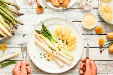 Spargel Teller weiß grün weißer grüner mit Kartoffeln essen Messer Gabel Hände Top View