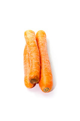 Frische Reife Karotten auf weißem hintergrund