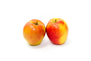 Friche Reife Äpfel auf weißem hintergrund