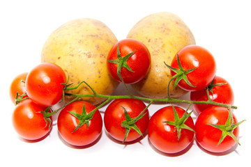 Frische Cherrytomaten mit Kartoffeln auf weißem Hintergrund