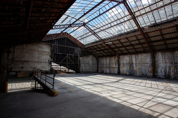 Verrière et structure de bâtiments abandonnés 