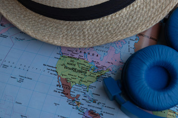 planejamento de viagem com mapa e objetos