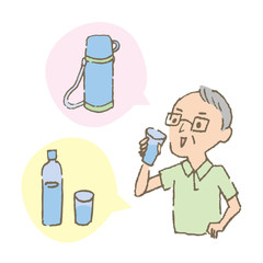 熱中症対策で水を飲む男性