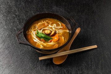 カレーうどん　Curry udon made in an iron pot