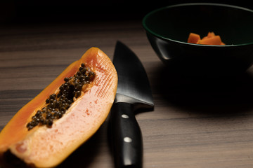 Tijela com pedaços de mamão e fatia de mamão