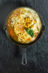 カレーうどん　Curry udon made in an iron pot