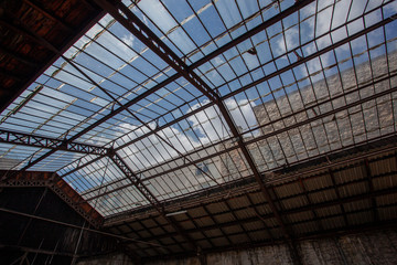 Verrière et structure de bâtiments abandonnés 