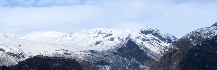 Fototapeta na wymiar Szczyty górskie pokryte śniegiem w górach skandynawskich w miejscowości Hemsedal w Norwegii