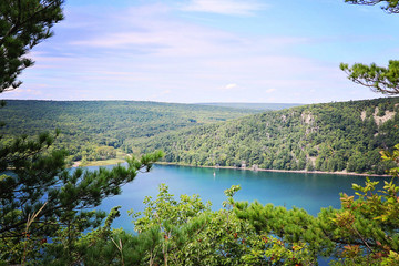 Naklejka premium Devil's Lake on a sunny day