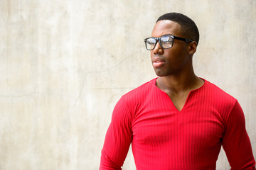 Obraz premium Portrait of young handsome African man with eyeglasses thinking